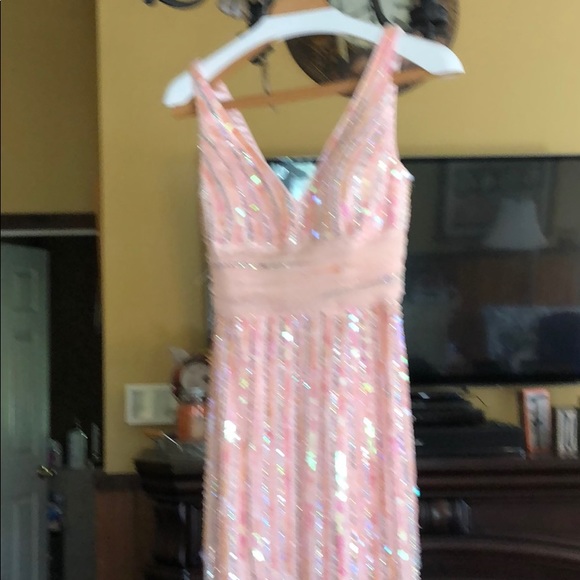 Beautifully sequined and flowing dress - Picture 2 of 7